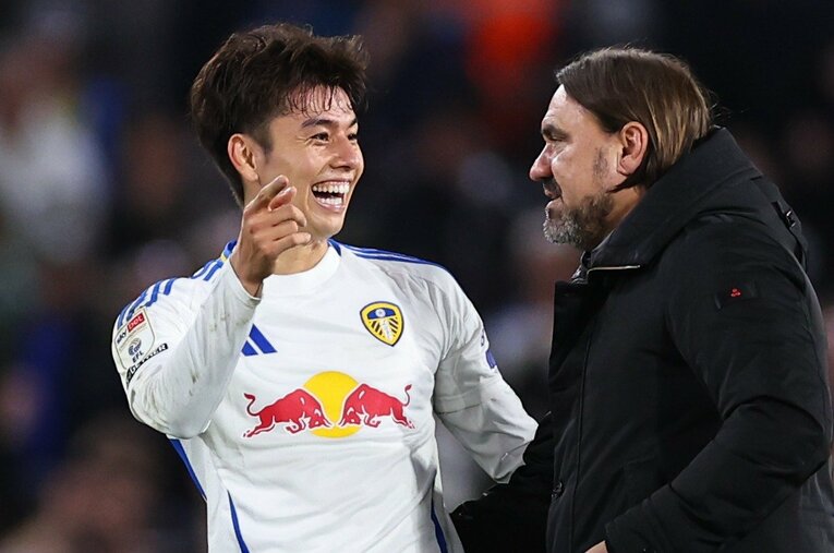 10月18日のシェフィールド・U戦。2-0で勝利し、MOMに輝いたリーズ田中碧（26歳）とダニエル・ファルケ監督 ／ photograph by Getty Images