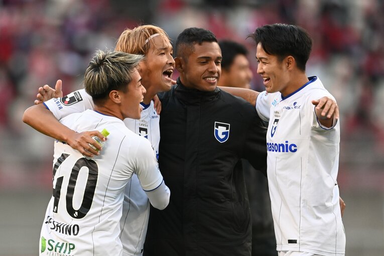 残留を喜ぶガンバの選手たち