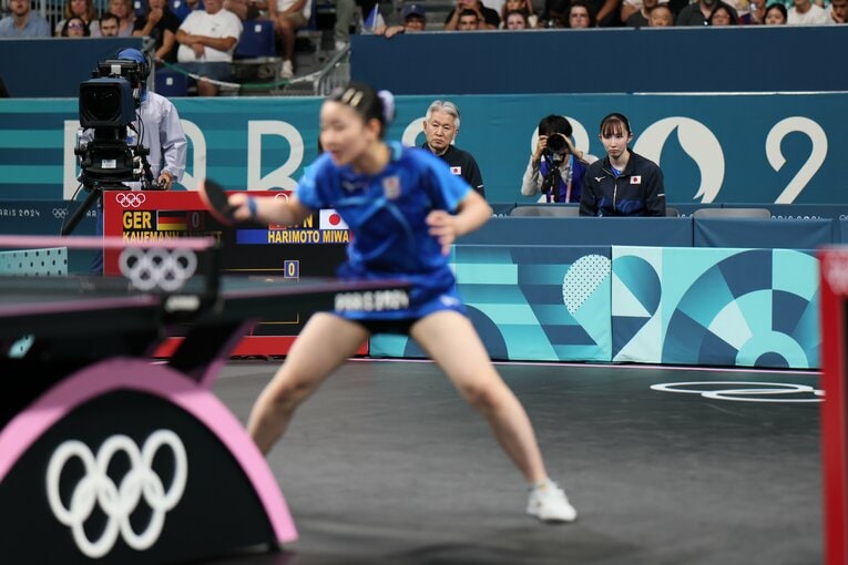 女子卓球団体準決勝、張本のシングルスを見つめる早田　©Kaoru Watanabe/JMPA