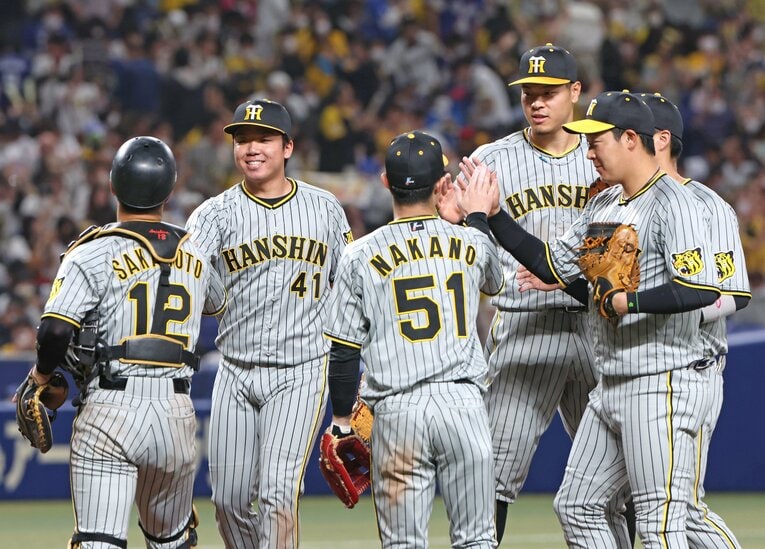 完封勝利を挙げ喜ぶ（左から）坂本と村上ら　©︎JIJI PRESS