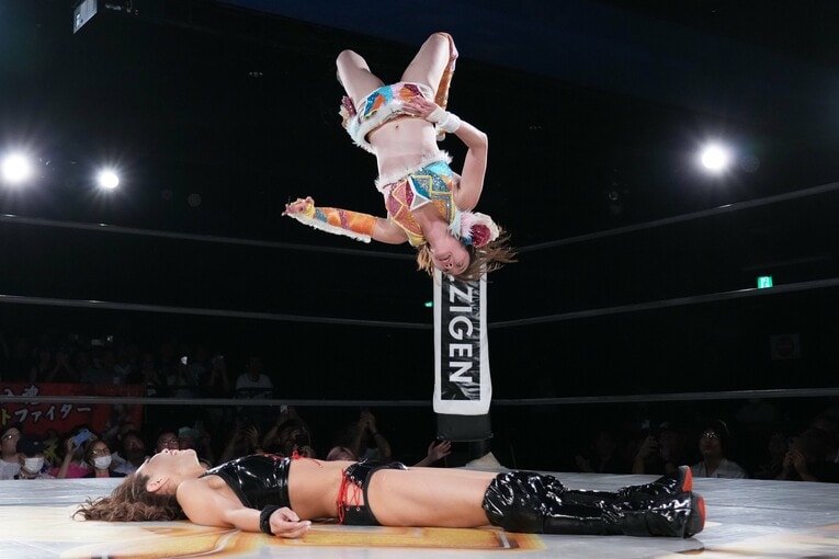 ムーンサルトプレスで山中絵里奈に勝利した岩谷麻優　©Essei Hara