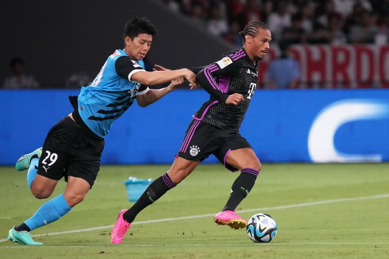 バイエルン・ミュンヘン戦でレロイ・サネを追いかける高井幸大　©Etsuo Hara/Getty Images