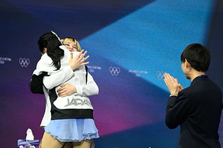 【フィギュアスケート仲良し写真】アリサ・リュウと中井、坂本のハグ写真を様々な角度から見る！（写真は右に続きます）　©Asami Enomoto/JMPA