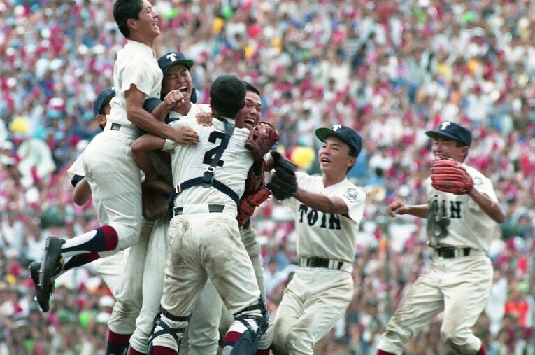 1991年夏の甲子園で沖縄水産を破り、初出場初優勝を成し遂げた大阪桐蔭。しかしここから足踏みが続き、2002年夏まで出場が遠のいた ／ photograph by KYODO