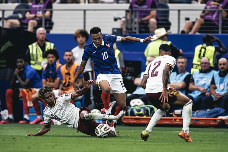 ヤマルは北中米W杯フランス戦でスライディングでエムバペの突破を封じる場面もあった　©Kiichi Matsumoto/JMPA