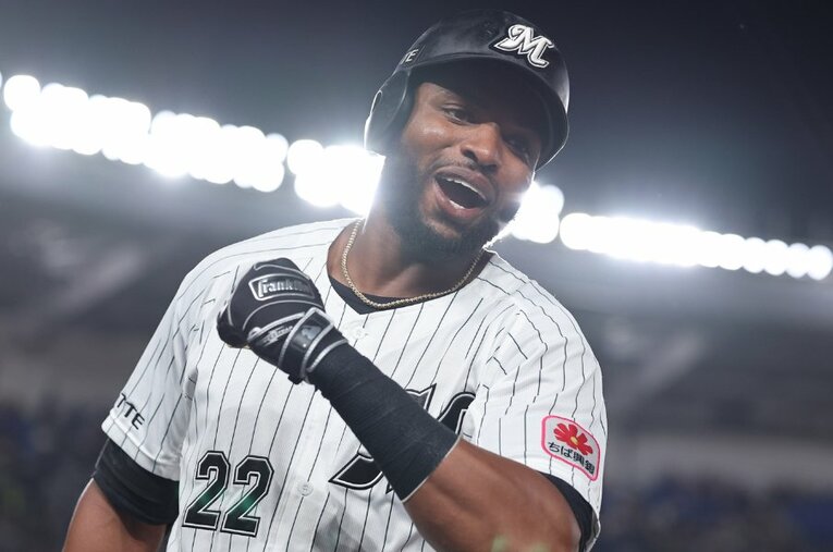 「パワー」全開のホームランを量産するロッテ・ポランコ ／ photograph by Chiba Lotte Marines