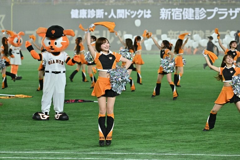 試合を盛り上げる巨人の公式マスコットガール「VENUS」　©Hideki Sugiyama