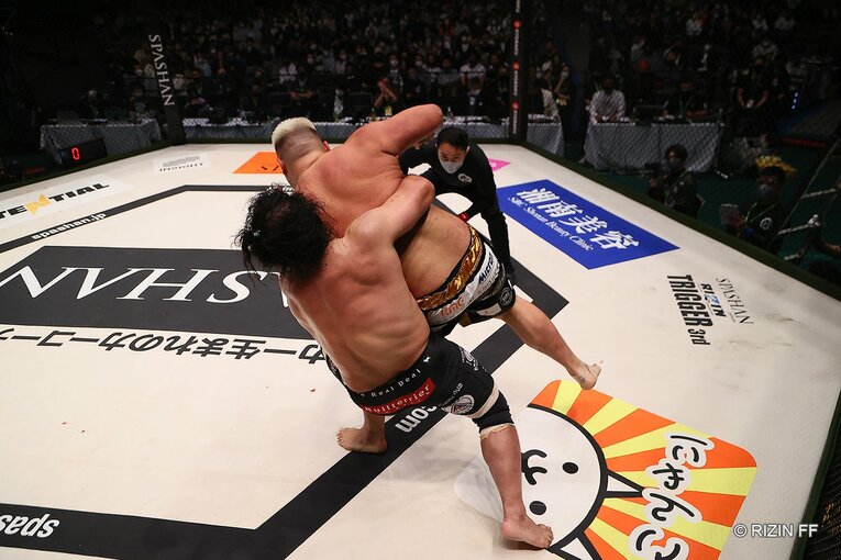 相撲界を懲戒解雇からRIZINへ…貴賢神がデビュー戦完敗でも見せた可能性とは？ 対戦した元警察官ファイターが絶賛した「凄い素質」(23)