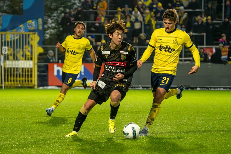 山本理仁はシント・トロイデンでMFとしての素質に磨きをかけている　©STVV