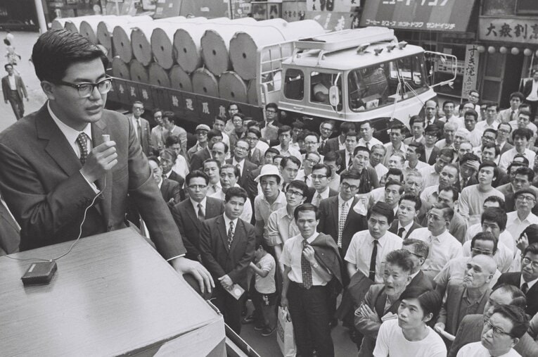 1972年の名人戦翌日、棋譜を解説する中原　©BUNGEISHUNJU