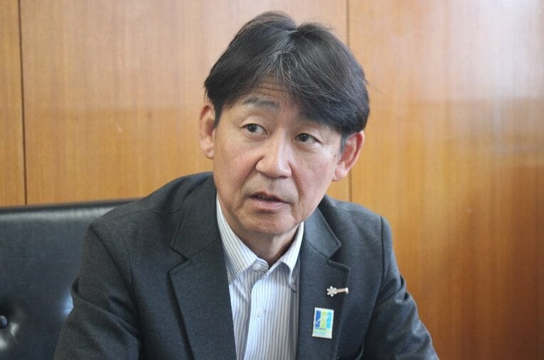 長くスキージャンプの第一線で活躍した岡部孝信。現在は雪印メグミルクのスキー部総監督を務めている ／ photograph by Number Web