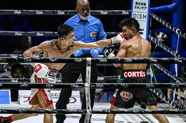 コルテスの顔面を捕える中谷の左ストレート　©︎Takuya Sugiyama