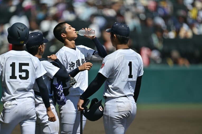 マウンドを降りた末吉良丞が新垣有絃をサポート　©Hideki Sugiyama