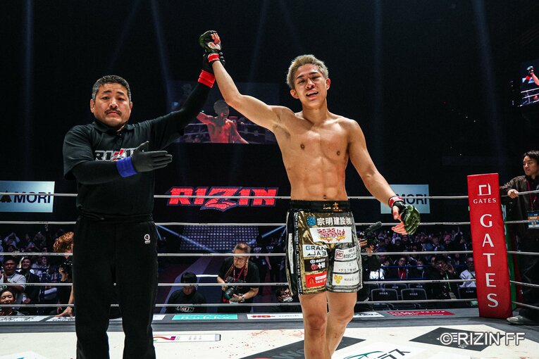 秋元強真vs.パッチー・ミックス　©RIZIN FF