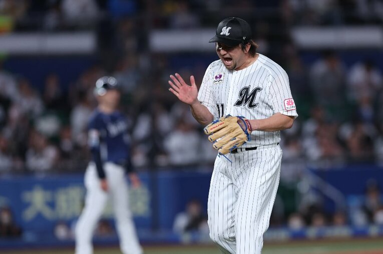 気迫溢れるピッチングでピンチを抑えた澤村 ／ photograph by Chiba Lotte Marines