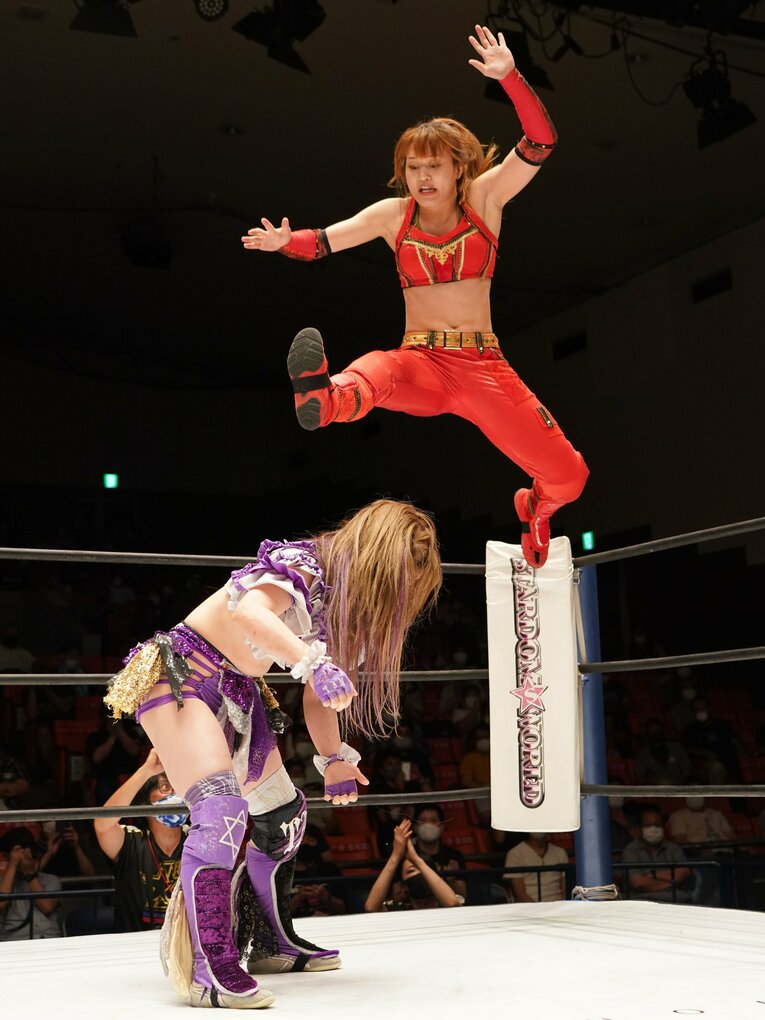 「家出して3カ月の漫喫暮らし」「枕をしたら仕事をやるよ」壮絶な過去を超えてスターダムの朱里が亡き母に誓う“赤いベルト”の夢(5)