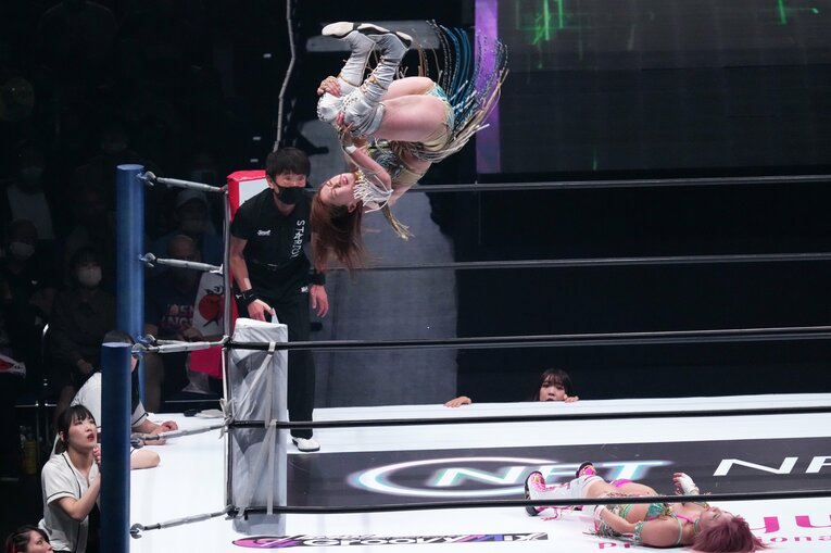 上谷のフェニックス・スプラッシュを受けきった白川　©Essei Hara