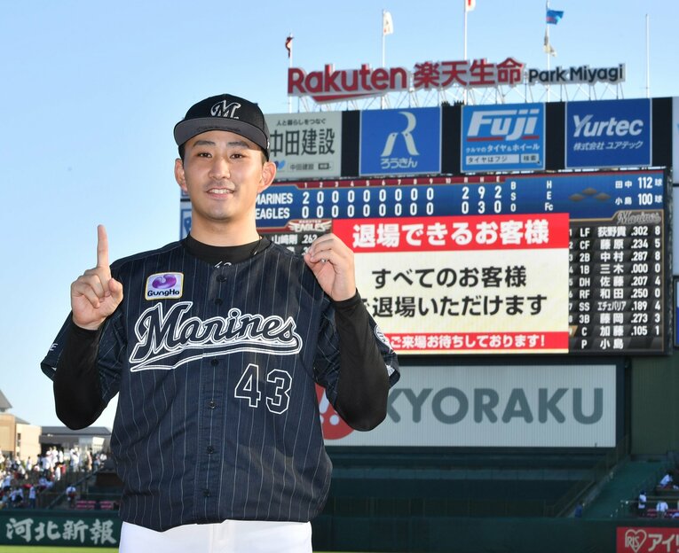10月3日イーグルス戦で10勝目を完封勝利で飾り、ポーズを決める小島　©Sankei Shimbun