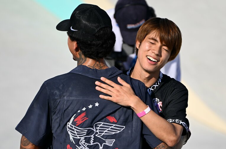 奇跡的な大逆転劇を見せたスケボー堀米雄斗（25歳）。あの5本目の後、ナイジャ（米国）とハグ ／ photograph by Asami Enomoto／JMPA