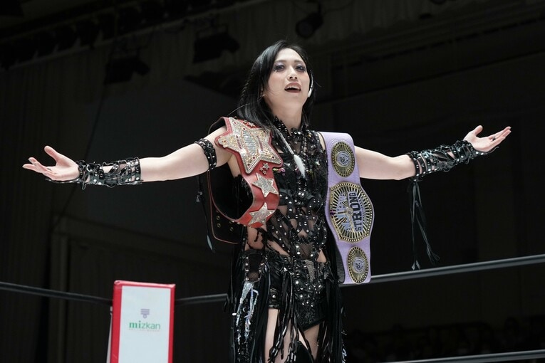 ベルトを誇示する上谷沙弥　©Essei Hara