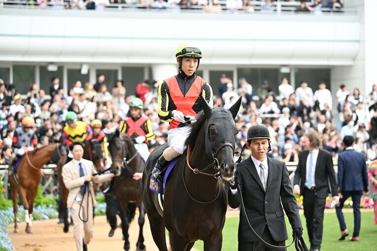 クロワデュノールと鞍上の北村友一　©Keiji Ishikawa