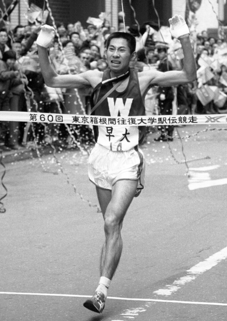 1984年の箱根で実に30年ぶりとなる早大総合優勝のゴールテープを切った遠藤　©KYODO