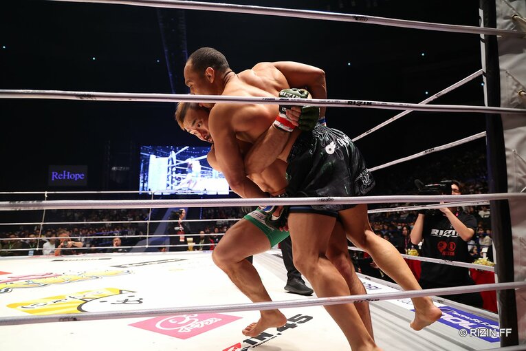 1ラウンド、テイクダウンを狙う扇久保　©RIZIN FF