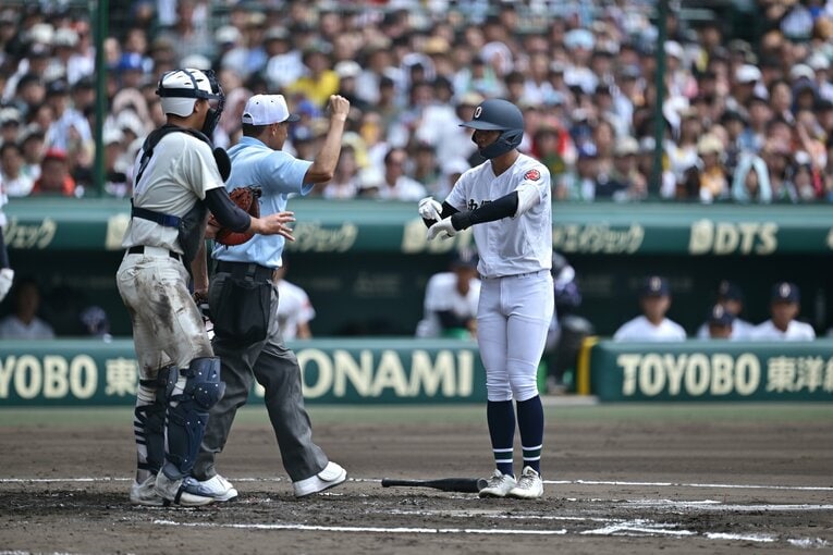 決勝7回表、沖縄尚学・伊波槙人がデッドボールをアピール（1枚目／全6枚）　©Hideki Sugiyama