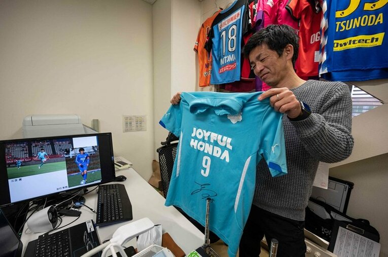 筑波大学サッカー部の小井土正亮監督。三笘薫の母校が先進的なサッカーを目指しているようだ ／ photograph by AFP/JIJI PRESS