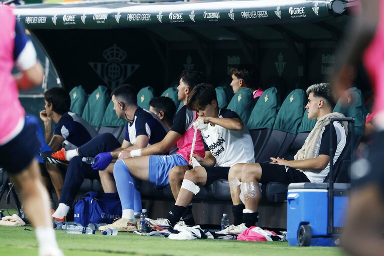 “W杯悪夢のケガ”久保建英「左ひざにテーピング」「タオルを叩きつけ怒り」スペイン復帰戦で敵地タクシー運転手が「クボ…2、3点取ってよ」なぜ？(7)