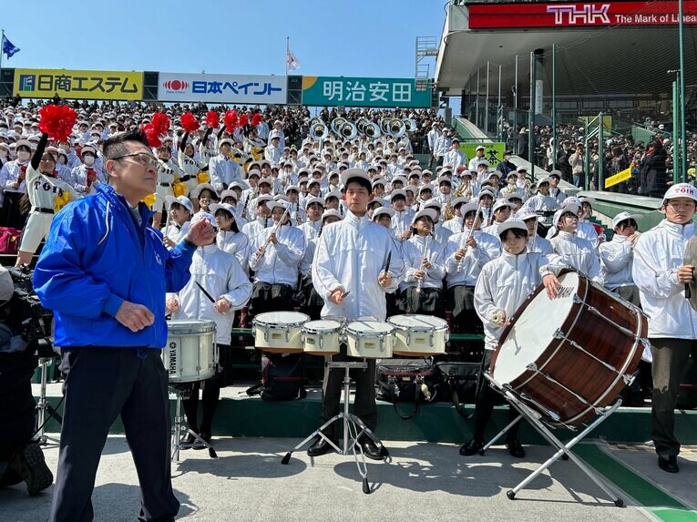 140人で演奏する大阪桐蔭吹奏楽部。今大会一の大所帯だ ©Yukiko Umetsu