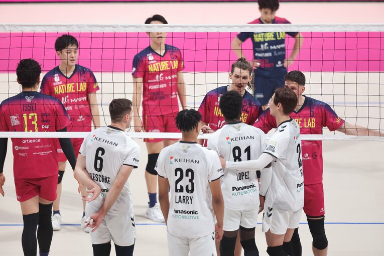 ネット越しに激しい口論を展開したマチェル・ムザイ（22番）とミゲル・ロペス（81番）　©︎SV.LEAGUE