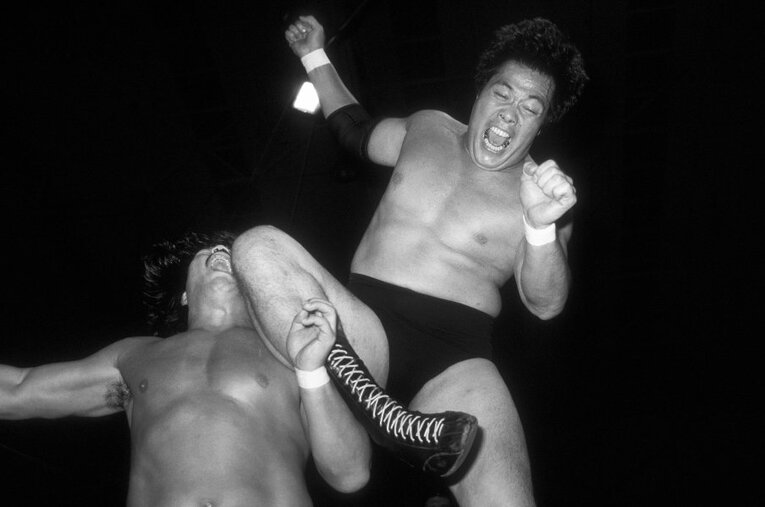 ジャンボ鶴田の強烈なジャンピング・ニー。身長196cmの雄大な体格を誇りながら、跳躍力も並外れていた ／ photograph by Essei Hara