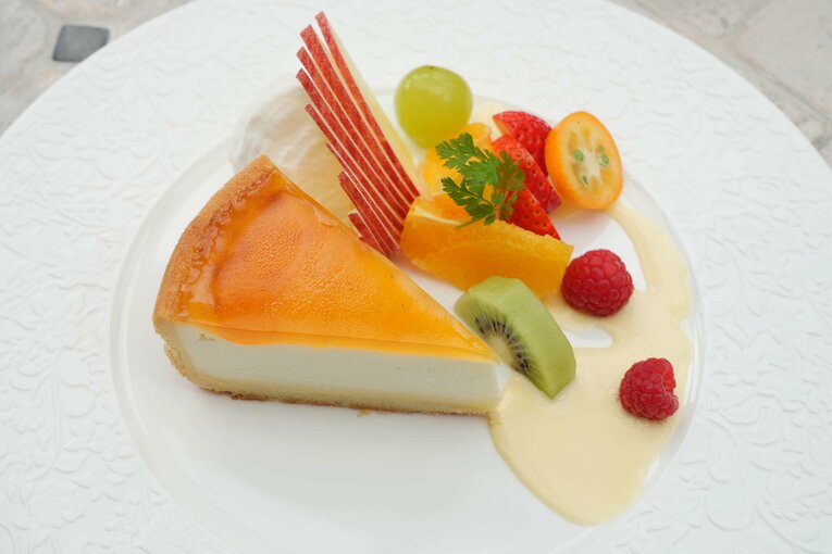 『デリチュース』のチーズケーキ。店のカフェではカットフルーツとともに提供される