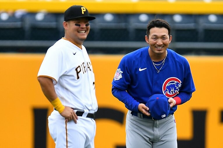 パイレーツの本拠地・PNCパークで談笑する鈴木と筒香。19年の公式戦以来、約3年ぶりの対面となった ／ photograph by Getty Images