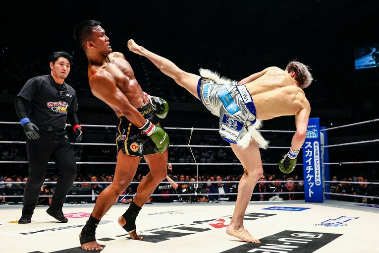 安保の蹴りを冷静にかわすブアカーオ　©RIZIN FF Susumu Nagao