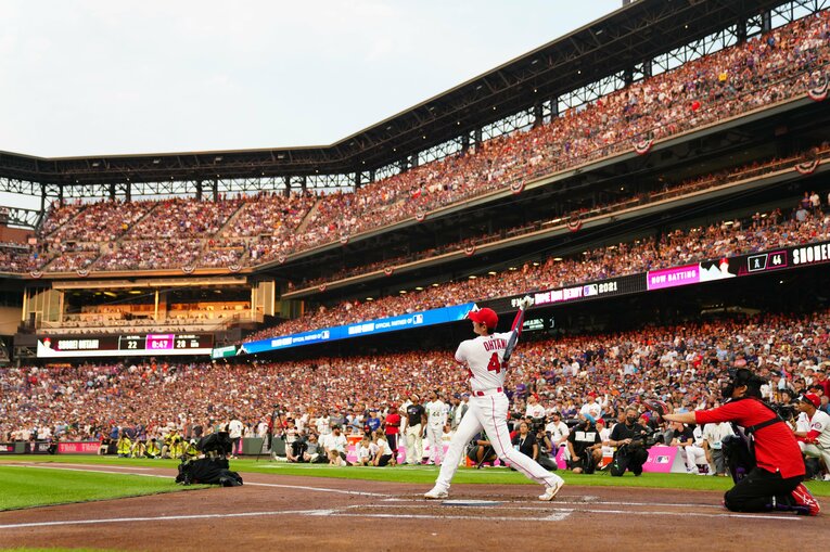 ホームランダービーでの大谷と水原通訳(C)Getty Images