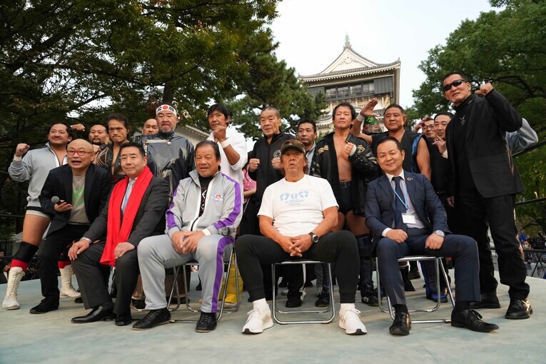 出場選手たちと記念撮影をする藤波辰爾　©Essei Hara