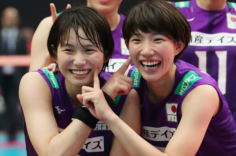 同じアウトサイドヒッターとして高め合った古賀紗理那（左）と石井優希。キャプテンとして奮闘する古賀にエールを送った ／ photograph by YUTAKA/AFLO SPORT