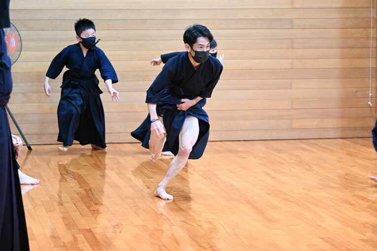 鬼ごっこにも全力で取り組む戸崎総代表　©Keiji Ishikawa