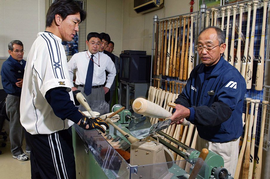 イチロー、松井が惚れたバットの名工。コロナ禍でもミニチュアは“即完売”。<Number Web> photograph by Kyodo News