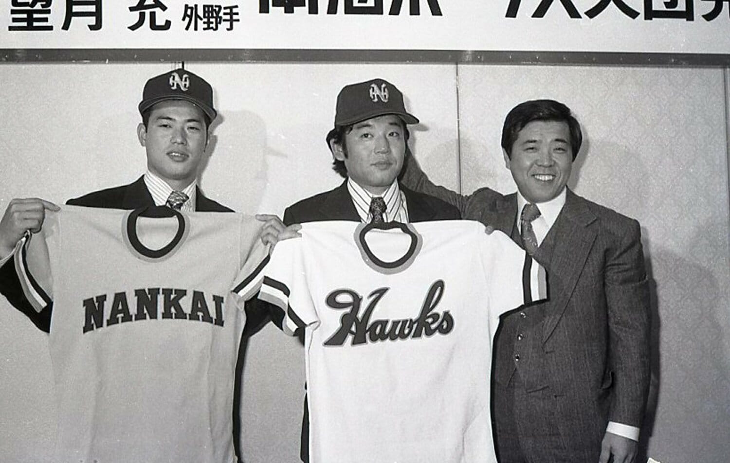 阪神からのトレードで南海への入団を発表する江夏（中央）、望月（左）、野村克也監督　©JIJI PRESS