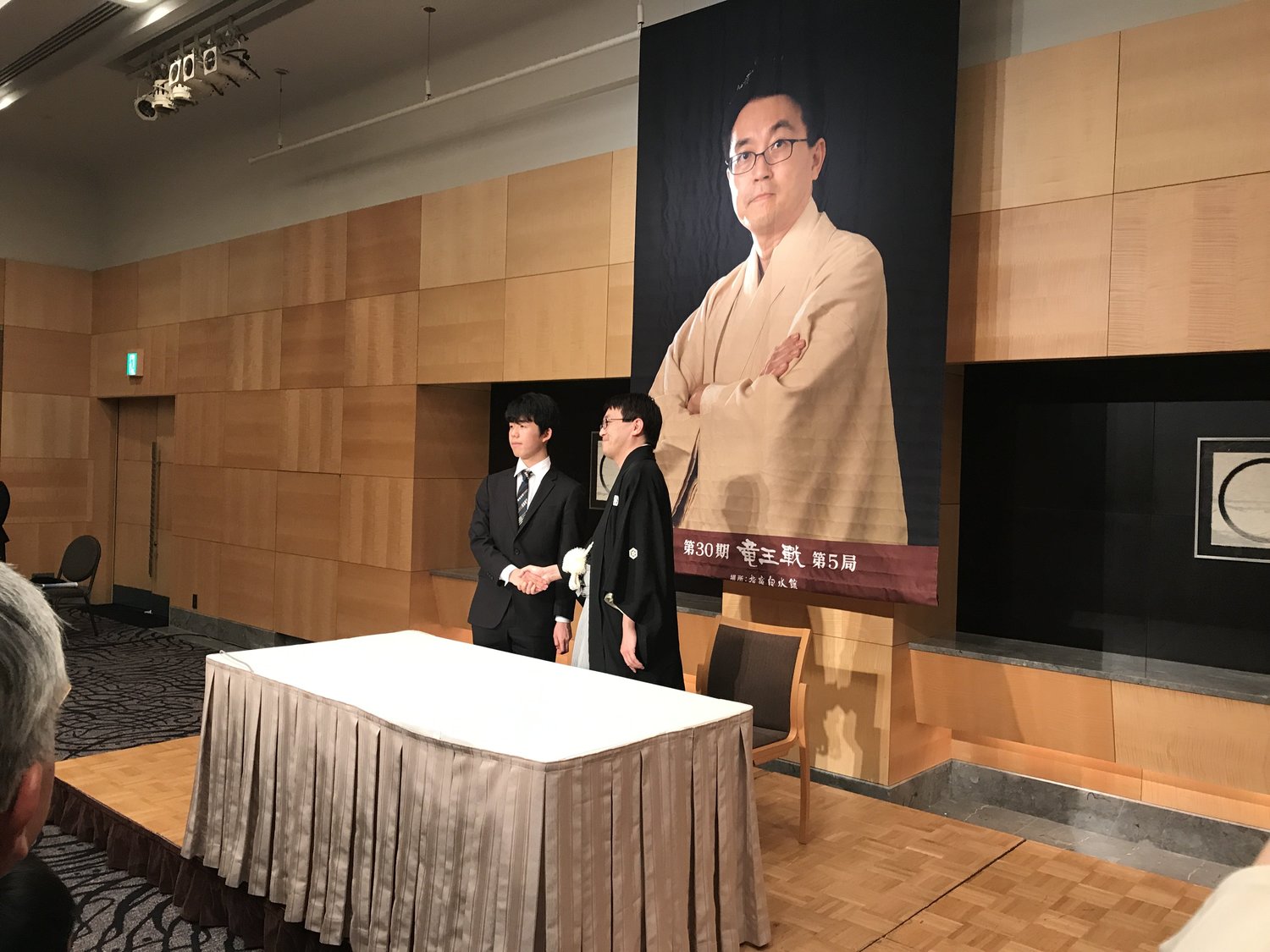 羽生竜王の就位式 2018年（記者会見の場に当時15歳の藤井聡太四段が同席）©Noboru Tamaru