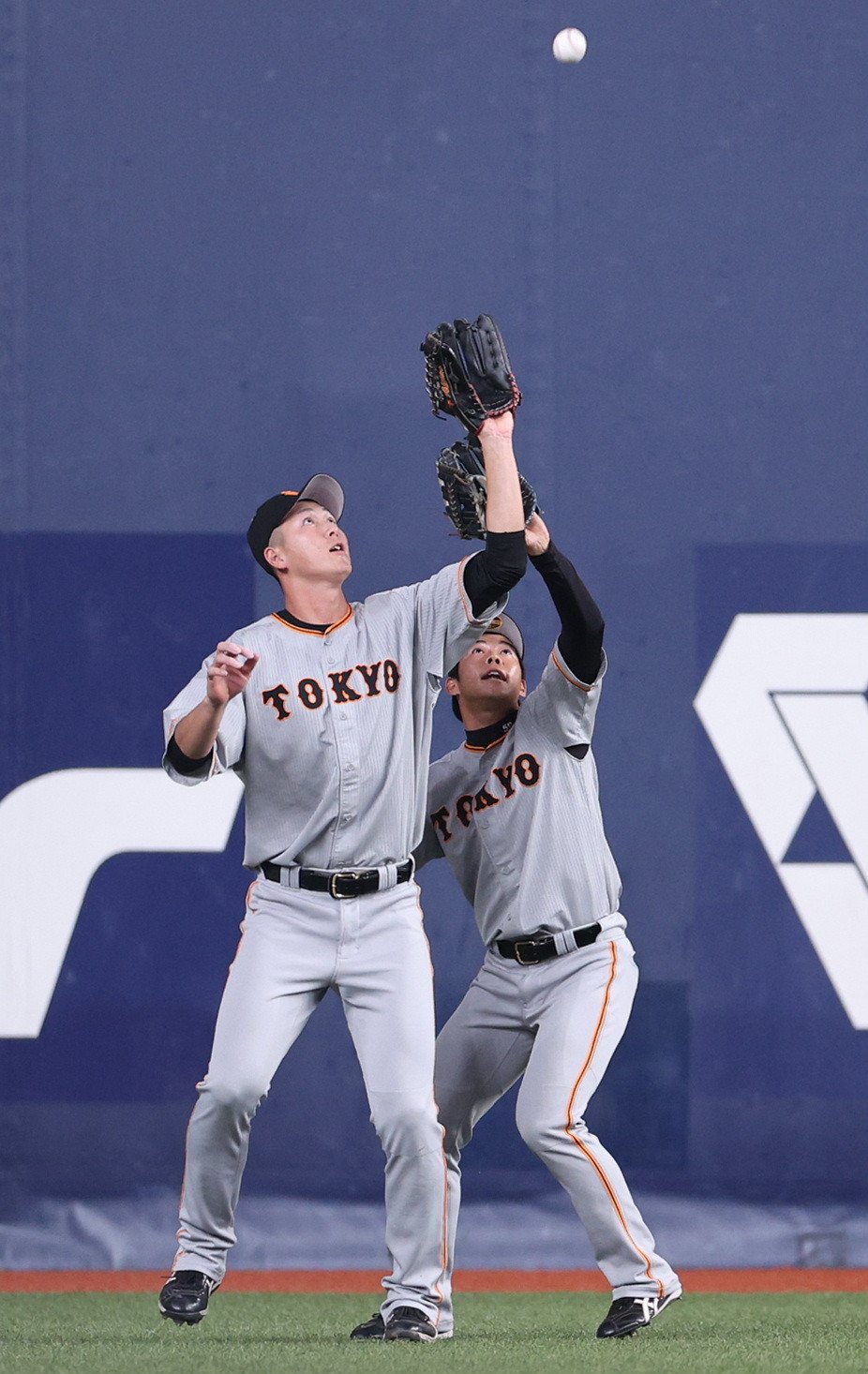 身長202cmの秋広がフライを捕球するシーン　©JIJI PRESS