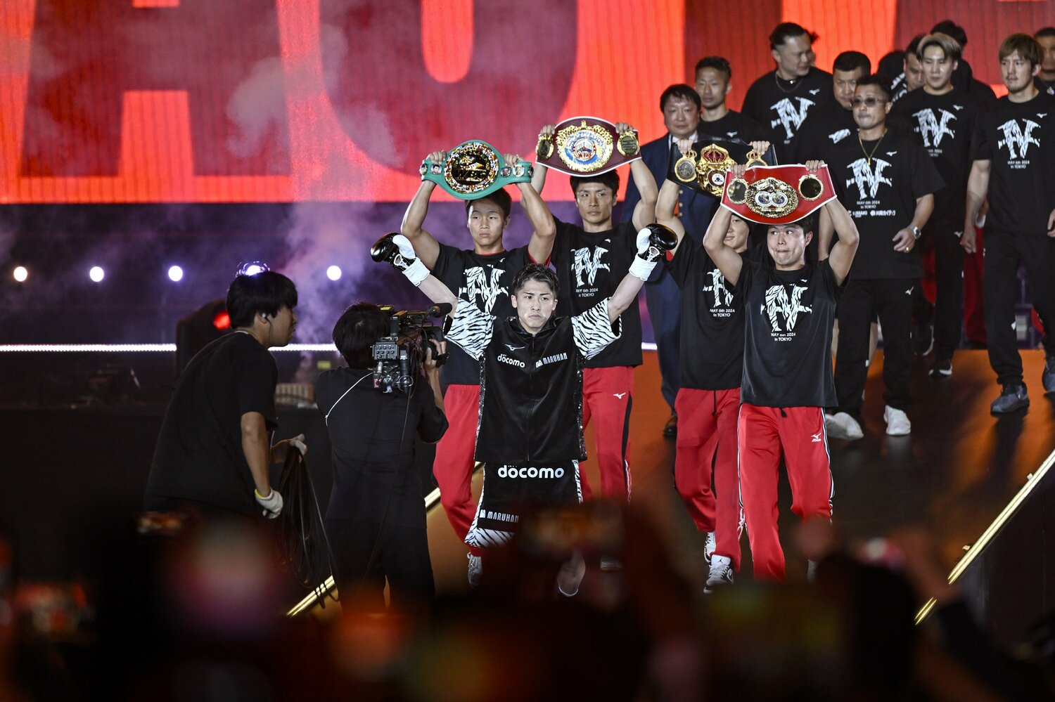 東京ドーム4万3000人の大歓声の中、両拳をかかげながら入場する井上尚弥　©︎Hiroaki Yamaguchi