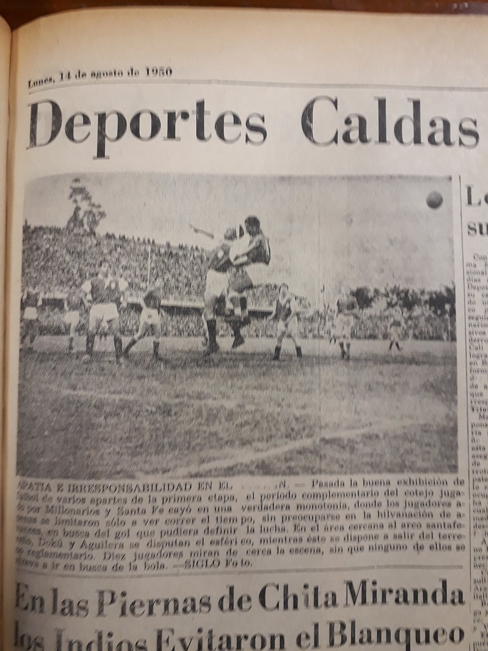 ミジョナリオス対サンタフェの熱戦。白い鉢巻をしているのが道工 ©Fabian Rozo Castiblanco