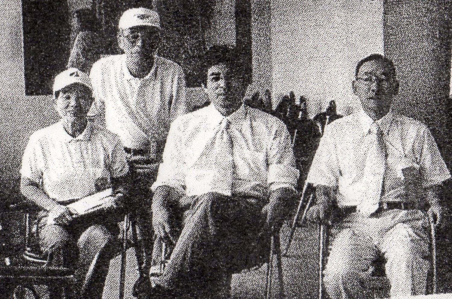 大会スタッフと四津浩平（右）。中央は当時女子高野連の顧問を務めていた江本孟紀　©Machiko Takahashi