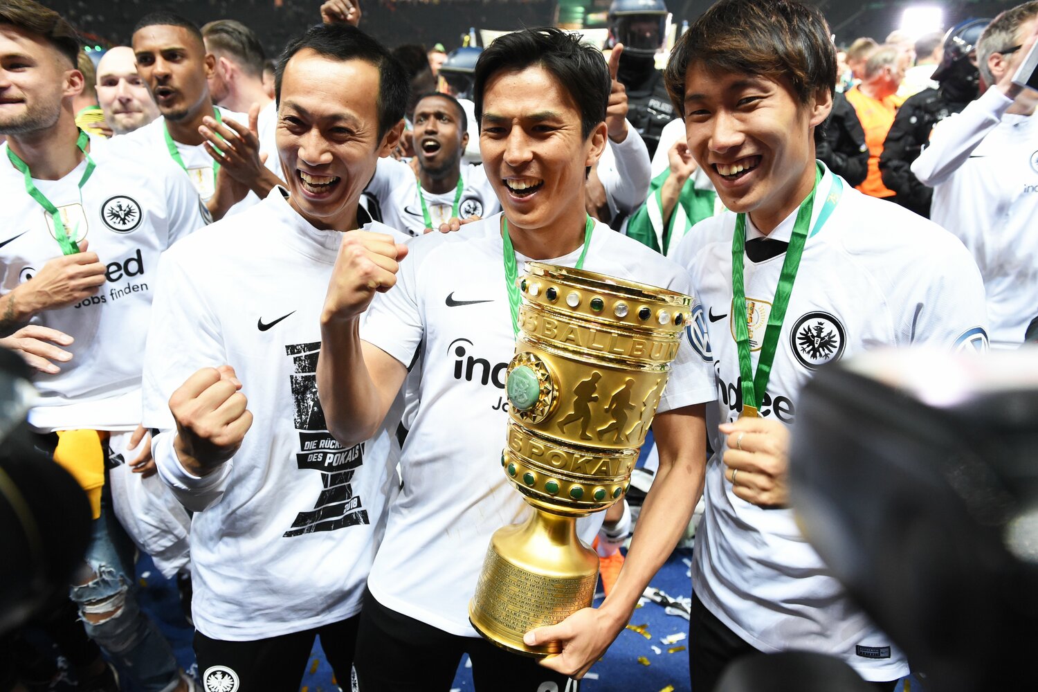 ドイツ杯を手に、鎌田大地（右）や黒川孝一トレーナーと写真に収まる　©Etsuo Hara/Getty Images