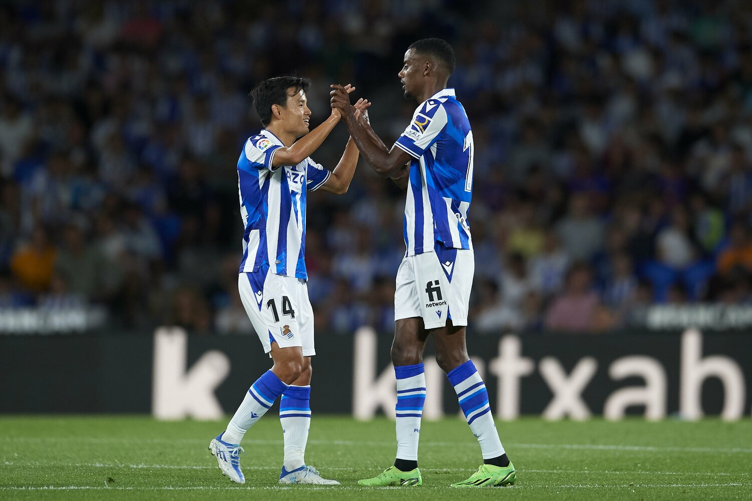 バルサ戦でゴールを決めたイサク（右）と喜ぶ久保。＊この試合直後の8月26日、イサクはニューカッスルへ同クラブ史上最高額となる5900万ポンド（約95億円）で移籍が決まった ©︎Getty Images