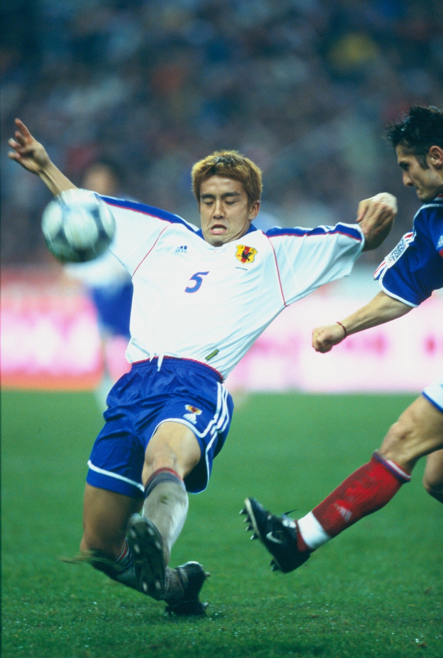 雨で滑るピッチに日本選手は対応できず、中田英寿頼みの戦いを強いられてフランスに圧倒される　©Naoya Sanuki